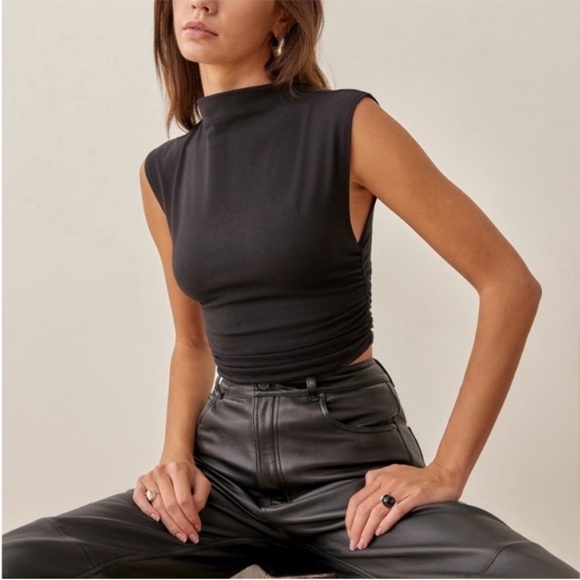 Reformation Lindy Top in Black - Picture 4 of 10